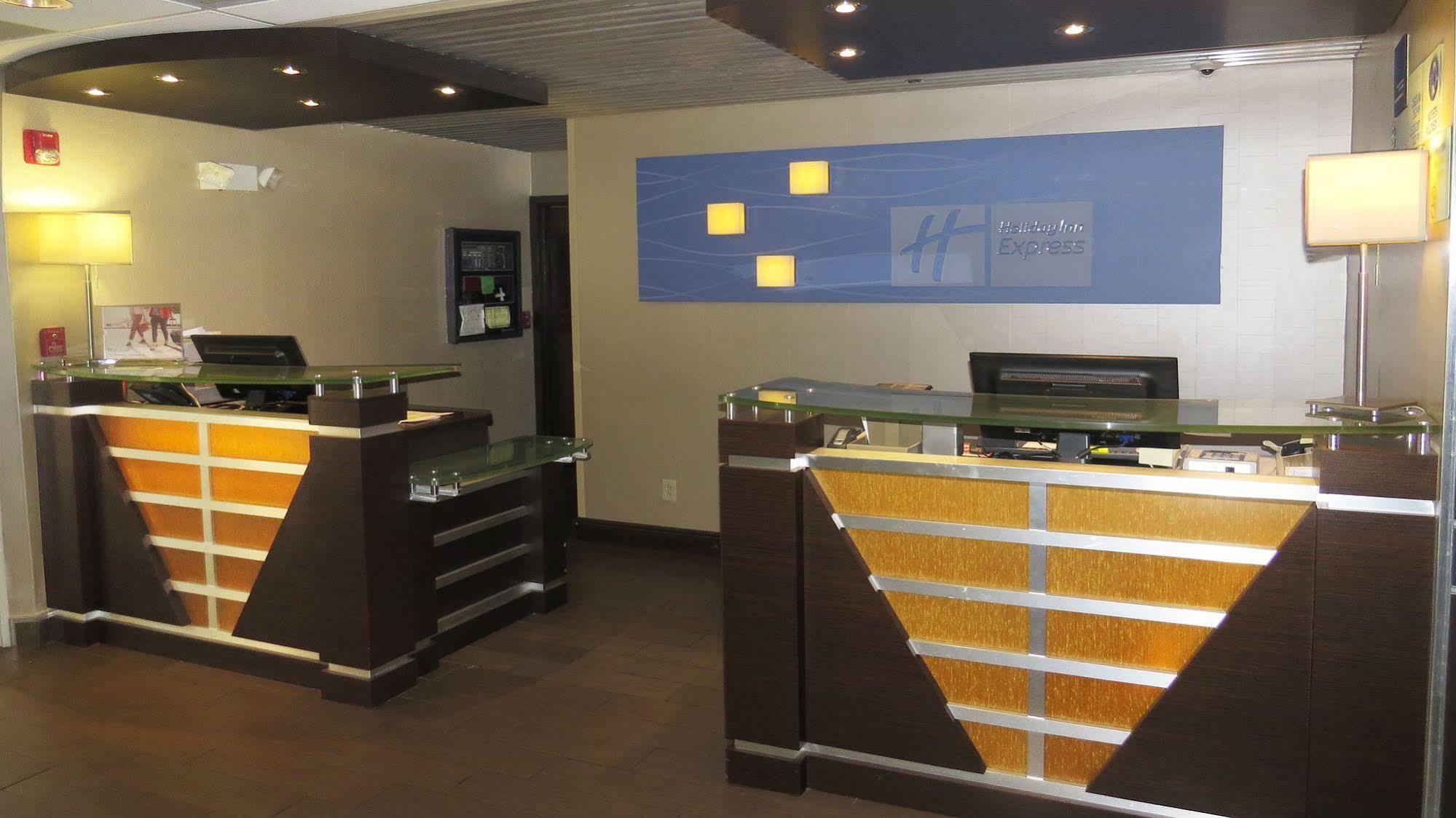 Holiday Inn Express & Suites - Oxford By Ihg Экстерьер фото